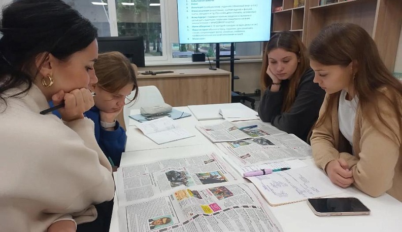 Юнкоры изучают жанры, виды, стилистику статей, читают газеты. Учатся готовиться к интервью, формулируют вопросы и цели будущей статьи.