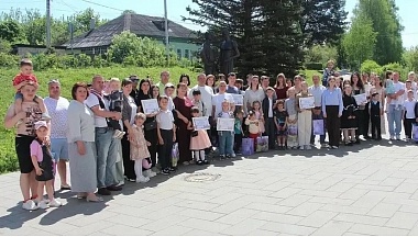 В Полотняном Заводе в пятый раз чествовали многодетные семьи, отмечающие 15-летие совместной жизни