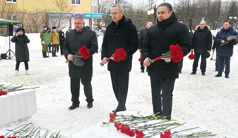 Владислав Шапша возложил цветы к памятнику воинам-интернационалистам