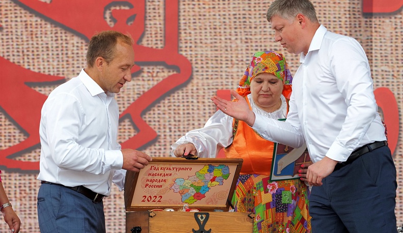 На фестивале в честь Стояния на Угре Дзержинский район передал Людинову сундучок с куклой Шанюшкой