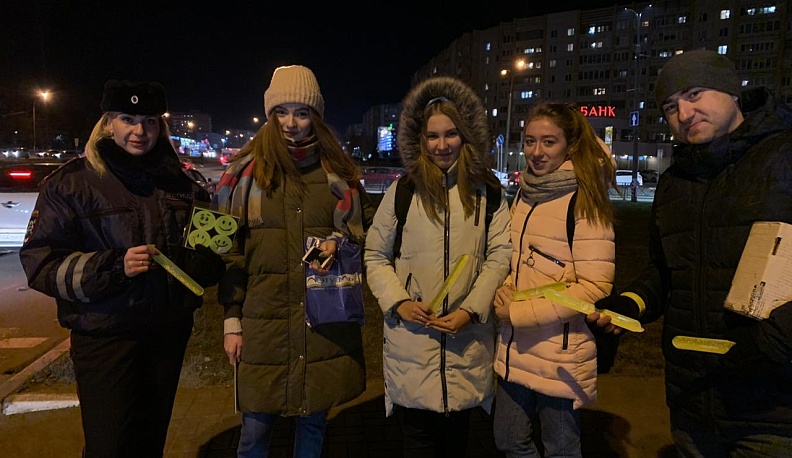 Совет отцов вручил школьникам светоотражающие браслеты