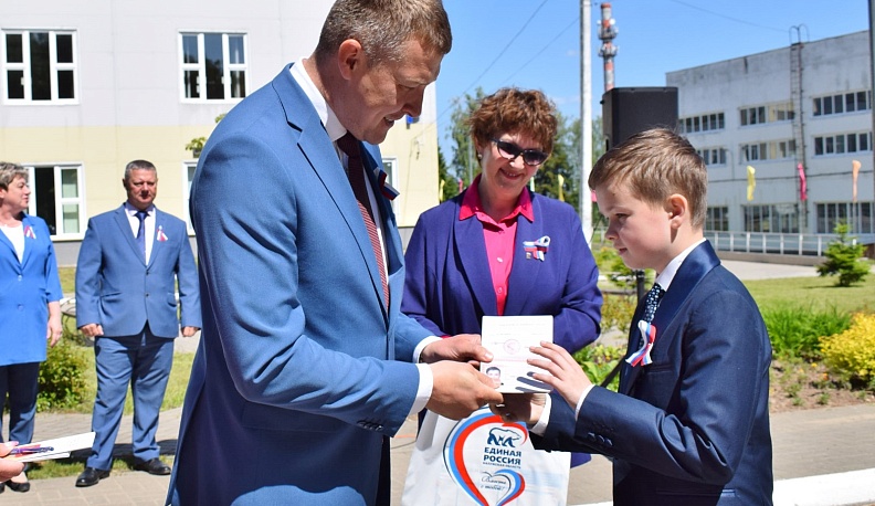 В Тарусе в День России поздравили молодых граждан страны