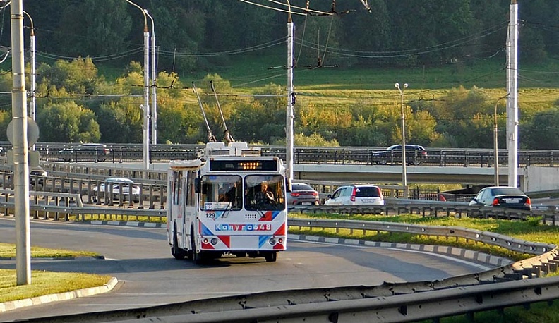В Калуге остановка 18 маршрута вызвала транспортный коллапс на Правобережье