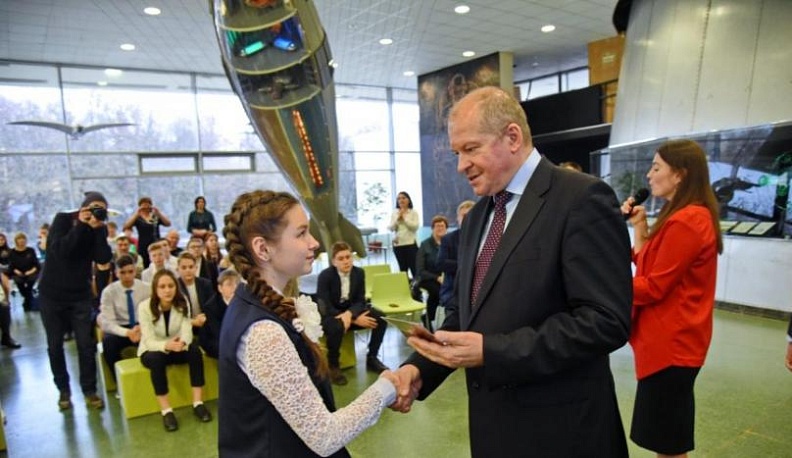 Паспорта калужским школьникам вручили министры