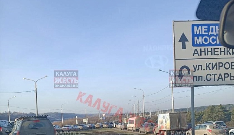 На калужской дамбе ремонтники собрали огромную пробку