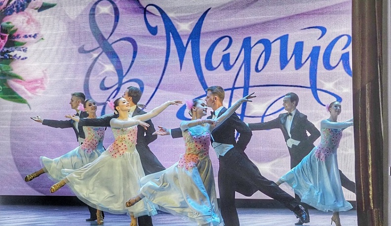 Калужанок поздравили с весенним праздником концертом