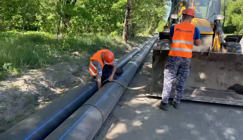 В Калуге полным ходом идёт капитальный ремонт крупного водовода на улице Путейской