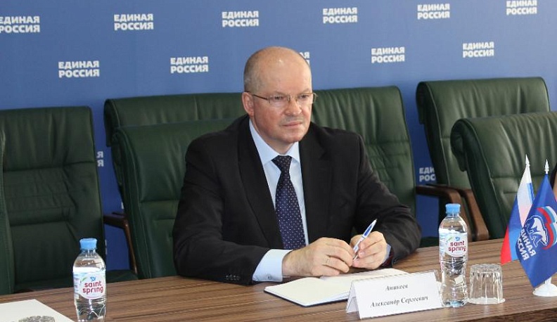 «Единая Россия» предложила ввести дополнительные выплаты для учителей за работу на ЕГЭ