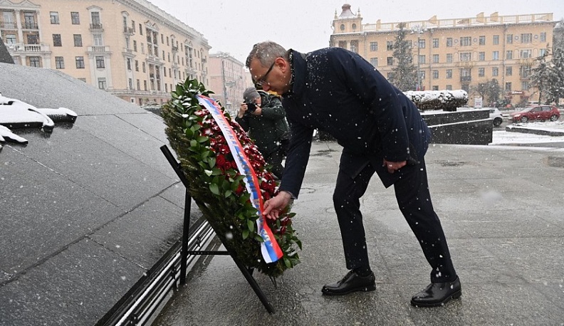 Владислав Шапша возложил венок к Монументу Победы в Минске