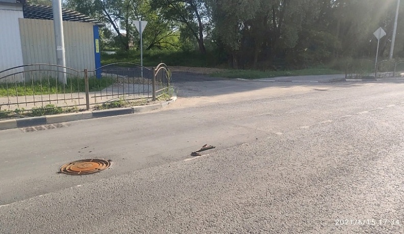В пригороде Калуги по просьбе местного жителя в соцсетях закрыли люк на дороге