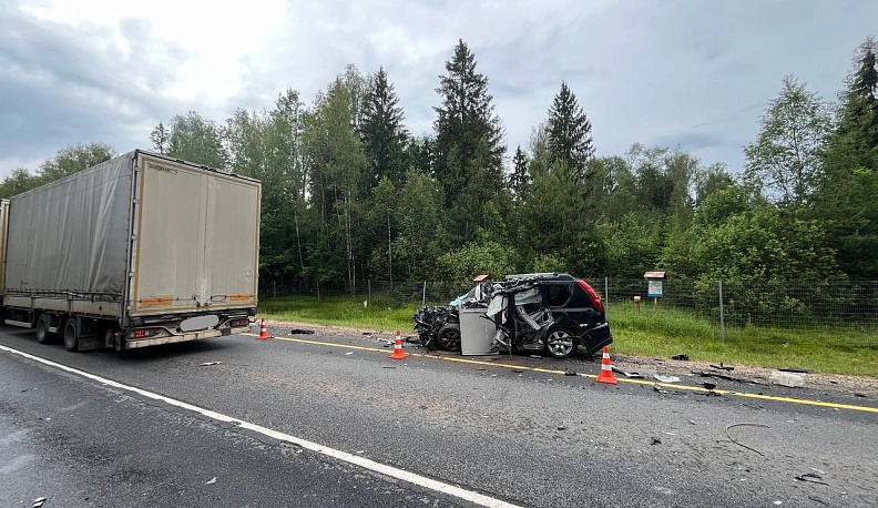 В Жуковском районе в ДТП с грузовиками погиб водитель легкового автомобиля
