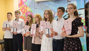 Выпускникам юхновской школы искусств вручили аттестаты