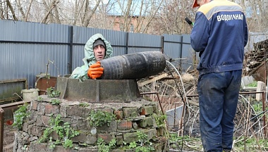 На улице Детей Коммунаров в Калуге вручную восстанавливают аварийный коллектор