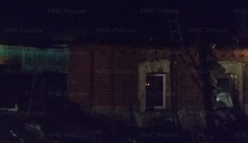 В Калужской области выгорел дом на две квартиры
