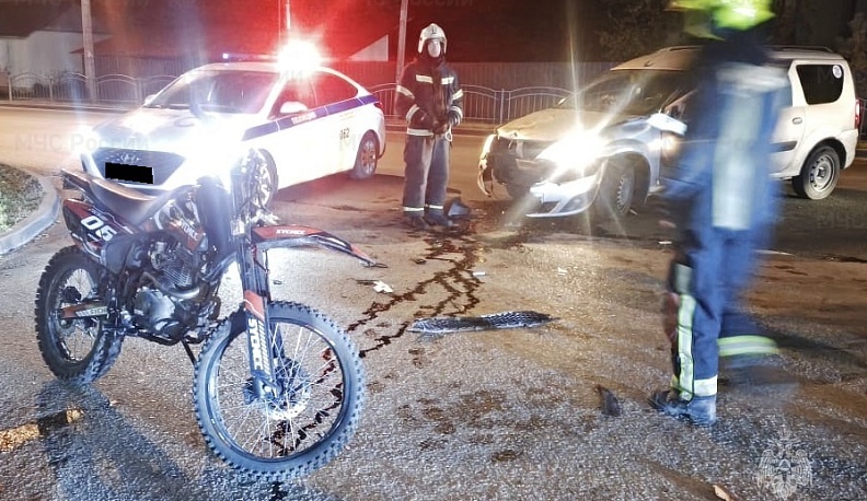 Ночью в Калуге питбайк столкнулся с автомобилем