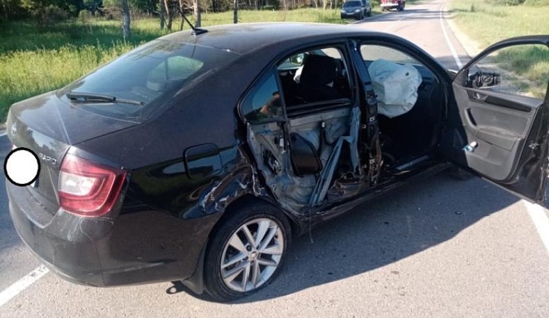 В Калужской области иномарка столкнулась с трактором