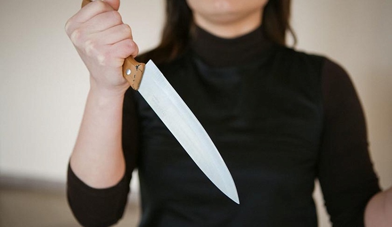 Калужанка зарезала своего знакомого одним ударом в грудь 