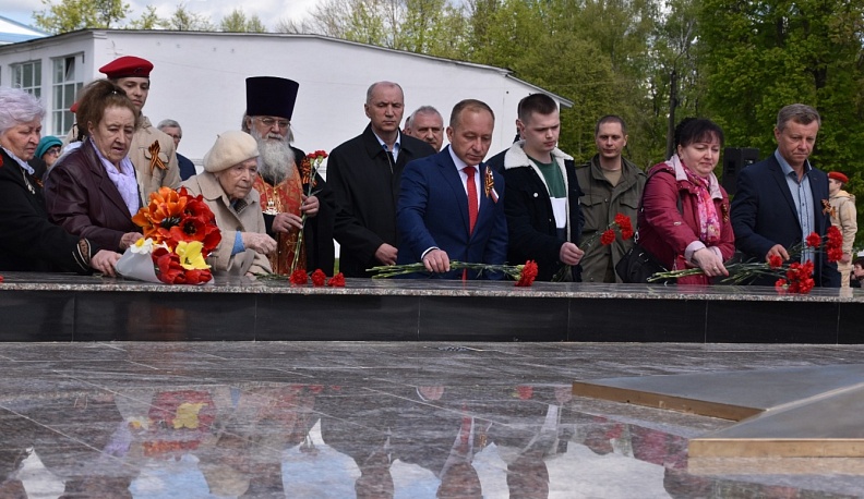 В Людинове состоялась торжественная церемония зажжения Вечного огня  