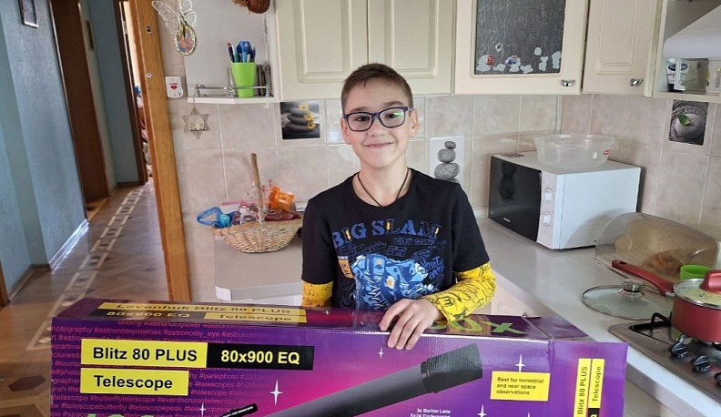 Владислав Шапша подарил телескоп ребенку из Мариуполя