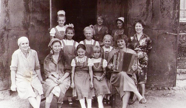 Надежда Холина - солистка и аккомпаниатор в составе агитбригады Домашовского ДК, которая выступала  на фермах, полях, току.