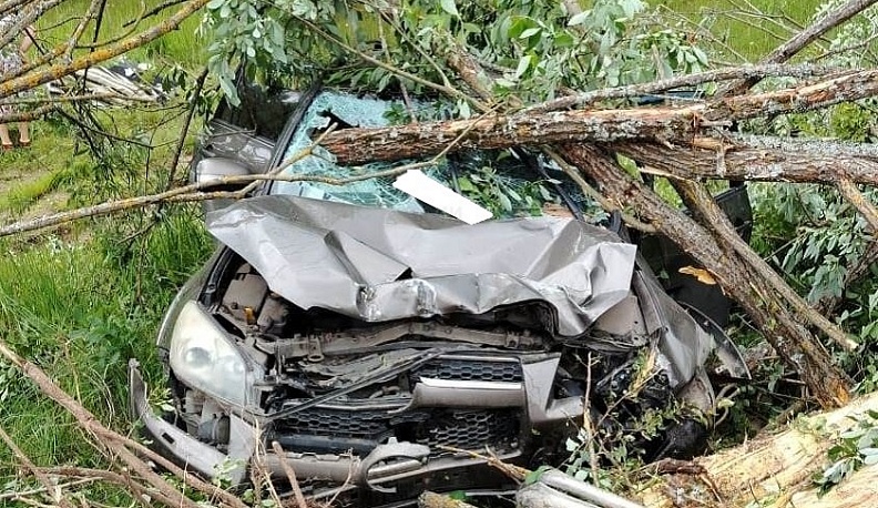 В Дзержинском районе иномарка съехала в кювет и перевернулась 