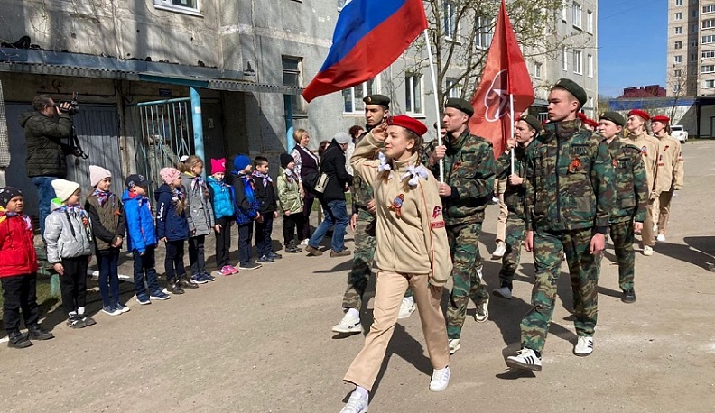 Юнармейцы прошли торжественным парадом перед домами калужских ветеранов