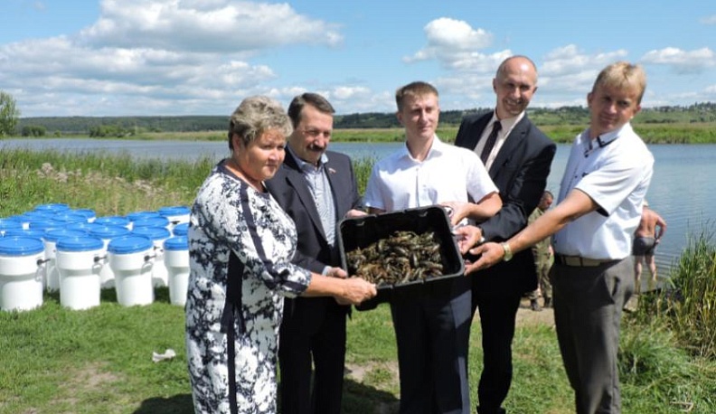 Три тысячи раков выпустили в озеро Бездонное в селе Перемышль