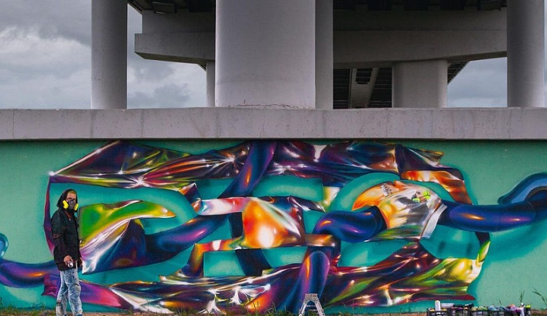 В Калуге художник снова разрисовал опоры моста через реку Ока