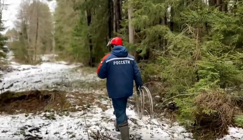 Специалисты «Калугаэнерго» восстановили подачу электричества по основной сети после непогоды