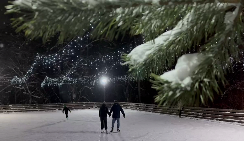 В городском парке Обнинска открыли большой каток