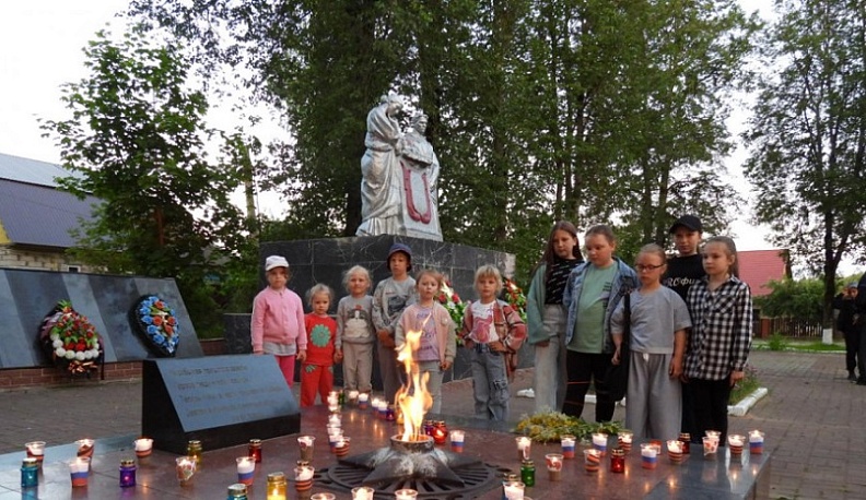 Накануне Дня памяти и скорби износковцы зажгли десятки памятных свечей