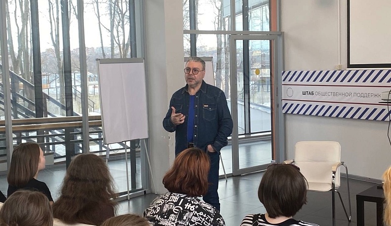 В калужском Штабе общественной поддержки прошла творческая встреча с главрежем драмтеатра Робертом Манукяном