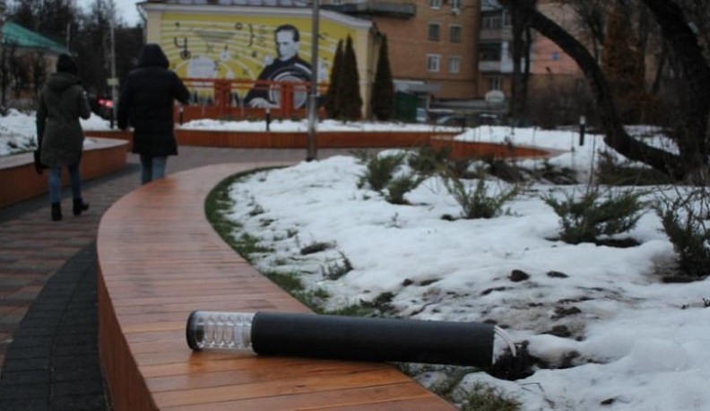 В сквере у здания калужской горуправы снова повалили фонари 