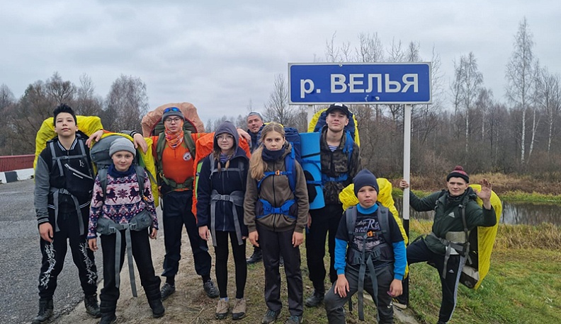 Команда туристов калужской школы  № 45 им. Маршала Советского Союза Г.К.Жукова «Ветер перемен» совершила поход 1-й категории сложности. За 6 дней пройдено почти 100 км по территории Хвастовичского района Калужской области. Поход был посвящен Дню народного