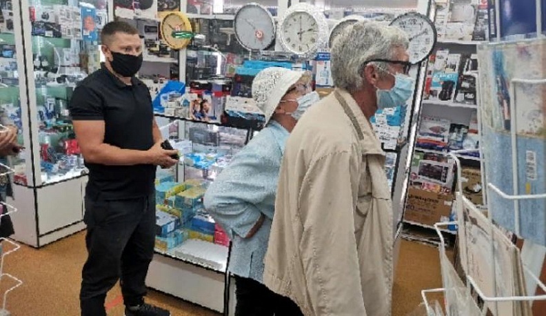 Рано сбрасывать маски