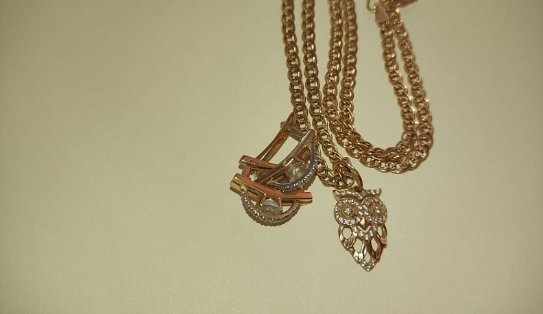 Двое судимых калужан сняли ювелирные украшения со своей спящей знакомой