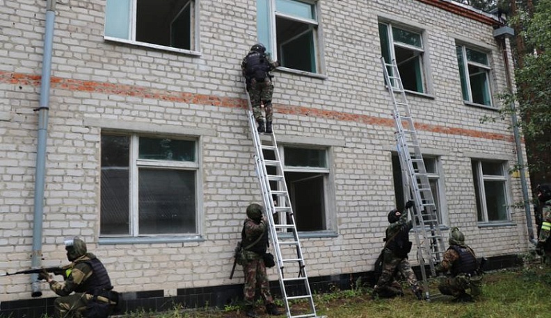 В Калуге росгвардейцы освободили условных заложников