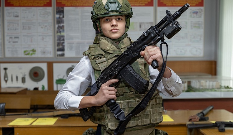 Калужские школьники получили первые паспорта на базе ОМОНа