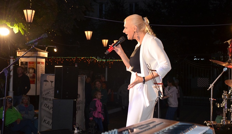 В Калуге у драмтеатра проходит трёхдневная газон-пати