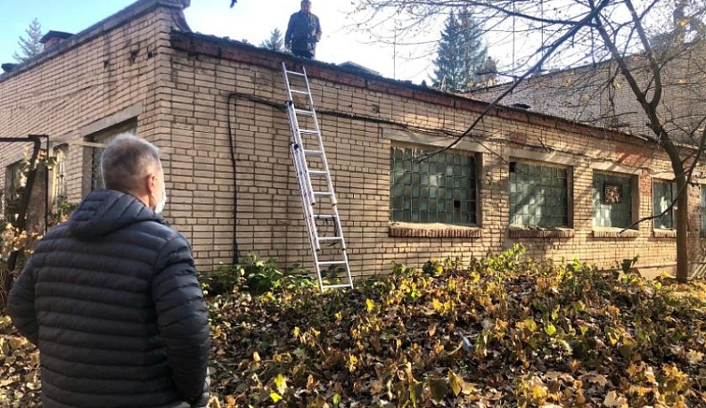 В КБ №8 Обнинска начали капитальный ремонт кровли зданий скорой помощи и роддома