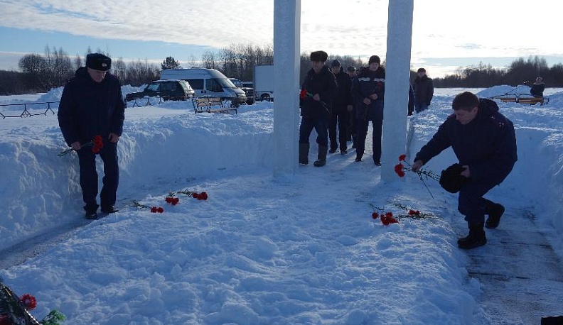 БЫЛОЕ МЫ НЕ СМЕЕМ ЗАБЫВАТЬ…