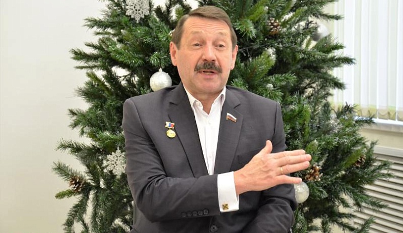 Депутат Геннадий Скляр начал сегодняшнее утро с расчистки снега