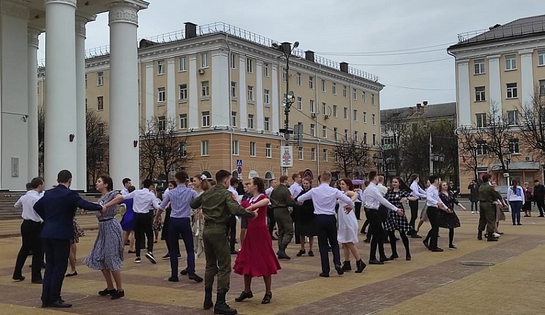 В Калуге волонтеры исполнили «Вальс Победы»