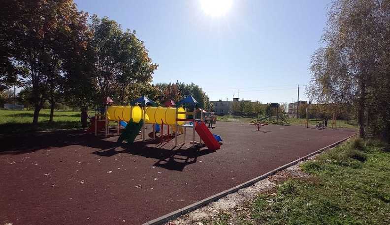 В Жуковском районе завершилось обновление детской площадки 
