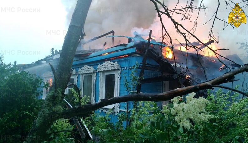 В Калужской области огонь уничтожил деревянный жилой дом