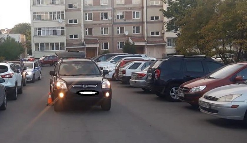 В Обнинске во дворе ребенок бросился под машину