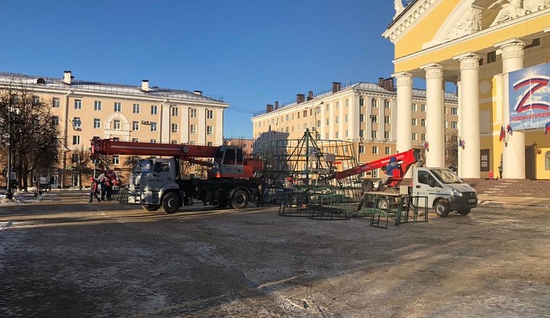 В Калуге на Театральной площади начали устанавливать главную новогоднюю елку