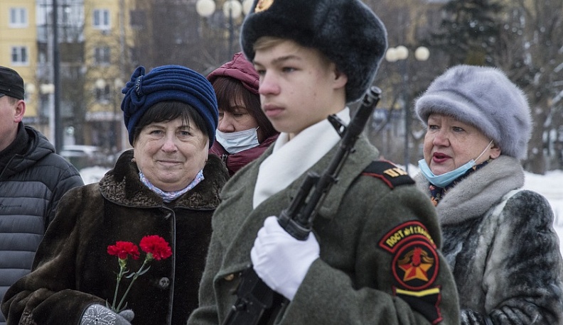 Владислав Шапша возложил цветы к Могиле Неизвестного солдата