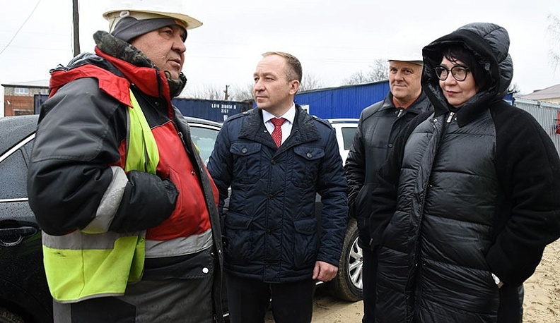 Замгубернатора Ольга Иванова проинспектировала строительство моста в Людинове