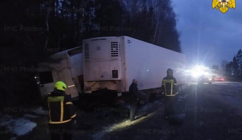 33-летний водитель "Лады" погиб в лобовом столкновении с фурой в Калужской области